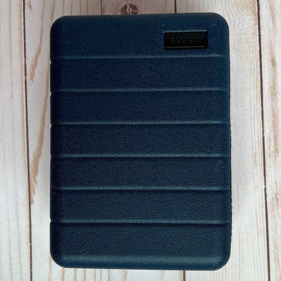AWAY Travel - Mini Hard Case Travel Set from United/Polaris - Picture 1 of 8